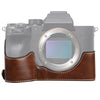 Cámara de cuero de PU de hilo de 1/4 pulgadas Medio caso base para Sony ILCE-7RM4 / A7RM4 / A7R IV (café)