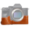 Cámara de cuero de PU de hilo de 1/4 pulgadas Medio caso base para Sony ILCE-7RM4 / A7RM4 / A7R IV (Marrón)
