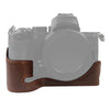 Cámara de cuero de PU de hilo de 1/4 pulgadas Medio caso base para Nikon Z50 (café)