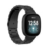 Correa de reloj de aleación de titanio con hebilla plana de tres cuentas para Fitbit Versa 4/3/Sense/Sense 2 (negra)