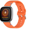 Correa de silicona con costuras onduladas para Fitbit Versa 3/4/Sense 2 (naranja)