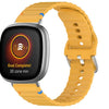 Correa de silicona con costuras onduladas para Fitbit Versa 3/4/Sense 2 (amarilla)
