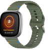 Correa de silicona con costuras onduladas para Fitbit Versa 3/4/Sense 2 (verde militar)
