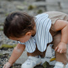 Babero infantil Benzdeer con forma de pétalo, con rayas verticales gris azuladas