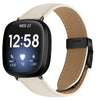 Correa de cuero con hebilla trasera de tortuga negra con textura de lichi para Fitbit Versa 3/4 (blanco cremoso)