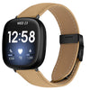 Correa de cuero con hebilla trasera de tortuga negra con textura de lichi para Fitbit Versa 3/4 (camello)