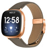 Correa de cuero con hebilla trasera de tortuga en oro rosa con textura de lichi para Fitbit Versa 3/4 (gris)