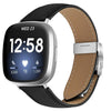 Correa de cuero con hebilla trasera de tortuga plateada con textura de lichi para Fitbit Versa 3/4 (negra)