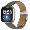 Correa de cuero con hebilla trasera de tortuga plateada con textura de lichi para Fitbit Versa 3/4 (gris)