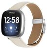 Correa de cuero con hebilla trasera de tortuga plateada con textura de lichi para Fitbit Versa 3/4 (blanco cremoso)