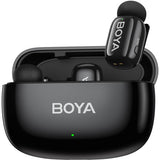 Estuche de carga abierto del Boya BOYAMINI 2-03 con un micrófono