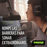 Mujer con audífonos grabando su voz frente al Shure SM7B en un home studio