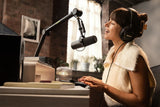 Creadora de contenido grabando con el Shure SM7B montado en brazo articulado