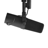 Shure SM7B colgado de brazo con cable XLR conectado, vista posterior en ángulo