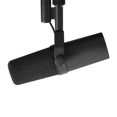 Micrófono Shure SM7B negro en soporte de horquilla, vista lateral en ángulo