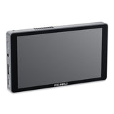 Monitor P6XL en ángulo, con su carcasa de aluminio y los botones laterales