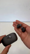JBL Wave Buds 2 vista de los audífonos fuera del estuche