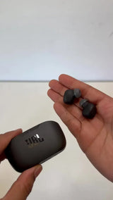JBL Wave Buds 2 vista de los audífonos fuera del estuche