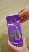 Roku Streaming Stick 2025 con control remoto por voz vista frontal
