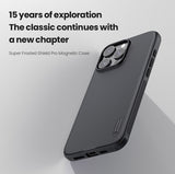 Carcasa NILLKIN Super Frosted Shield Pro Magnetic negra apoyada sobre una superficie clara