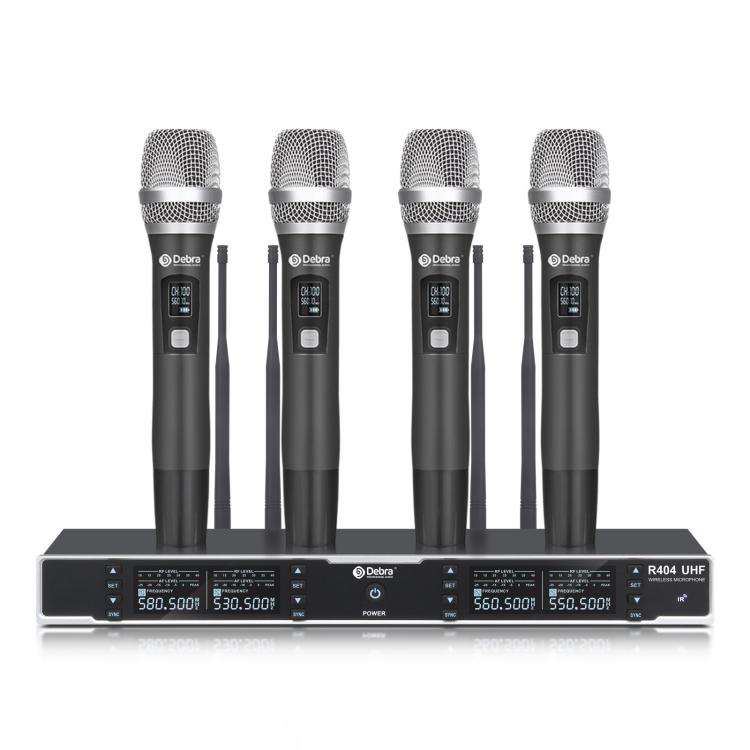 Cuatro micrófonos inalámbricos DEBRA R404 sobre su receptor de rack