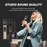 Mujer cantando con el micrófono inalámbrico DEBRA A-25
