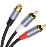 Primer plano del conector RCA hembra y los dos conectores RCA macho chapados en oro