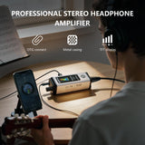 Guitarrista monitoreando con el amplificador DEBRA EMPX