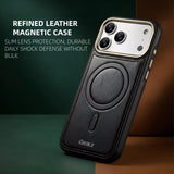 Carcasa magnética de cuero ESEBLE negra para iPhone 17 Pro Max sobre fondo verde
