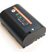Batería Iluminus LP-E6P USB-C detalle del puerto de carga