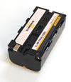 Batería Iluminus NP-F550 USB-C detalle del puerto de carga