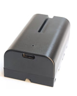 Batería Iluminus NP-F550 USB-C vista lateral