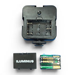 Iluminus IL-WL62-W detalle del compartimento de pilas