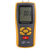 Manómetro digital BENETECH GM520 amarillo de frente, con la lectura en pantalla