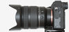 Samyang AF 24-60mm F2.8 FE vista lateral con zoom retraído