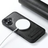 iPhone 17 con carcasa Suteni G2 negra sobre cargador MagSafe