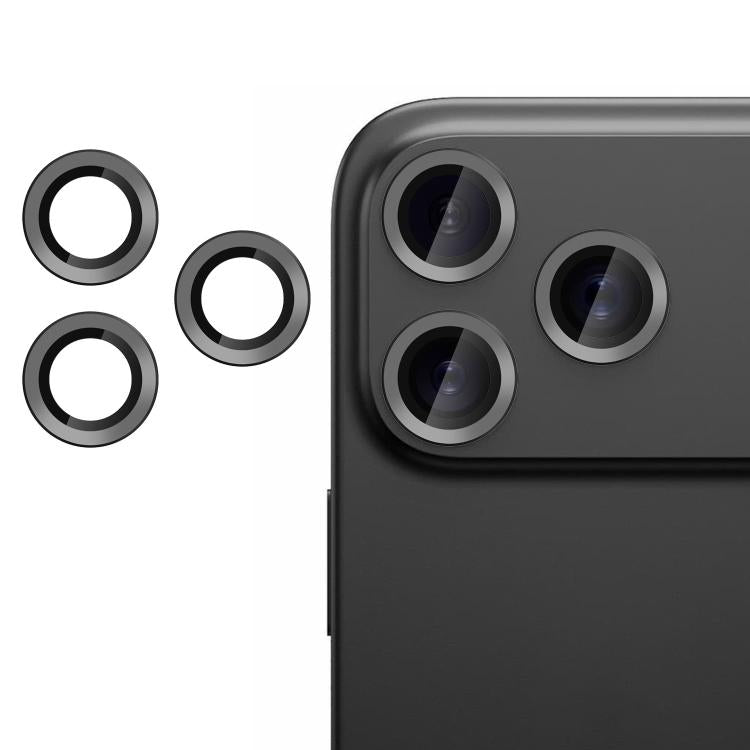 Protector de lente Kalebol negro instalado en las cámaras del iPhone 17 Pro