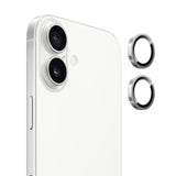 Protector de lente de cámara ENKAY AR plateado junto a la cámara del iPhone 17