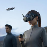 Piloto volando un dron DJI con las Goggles N3 puestas al aire libre