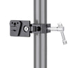 Abrazadera tipo cangrejo FOMITO con conector macho V-Mount, multifuncional y de alta resistencia para monitores y trípodes.