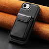 Carcasa CaseNeo Retro para iPhone 17e negra, detalle del cuero PU