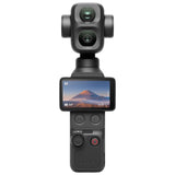 Cámara DJI Osmo Pocket 4P negra vista frontal con doble lente y pantalla desplegada
