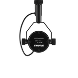 Parte trasera del Shure SM7B con la tapa de interruptores puesta y el logo Shure
