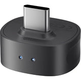 Receptor USB-C del Boya Magic-06 junto a un micrófono