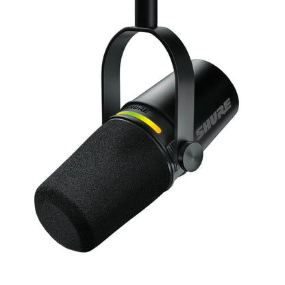 Micrófono Shure MV7+ negro vista frontal en ángulo con panel LED personalizable