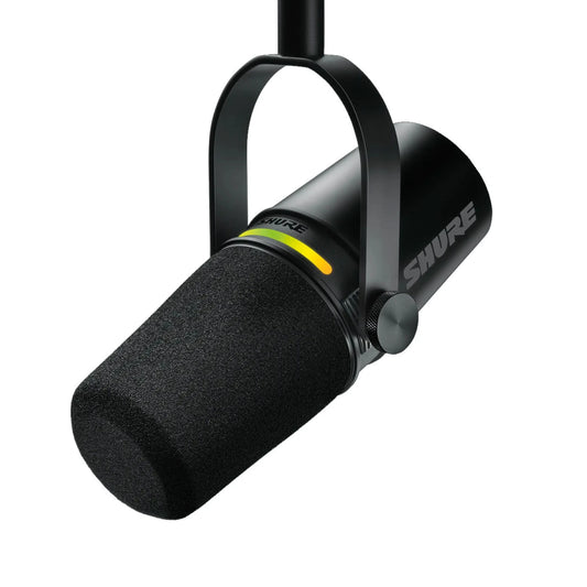Micrófono Shure MV7+ negro vista frontal en ángulo con panel LED personalizable