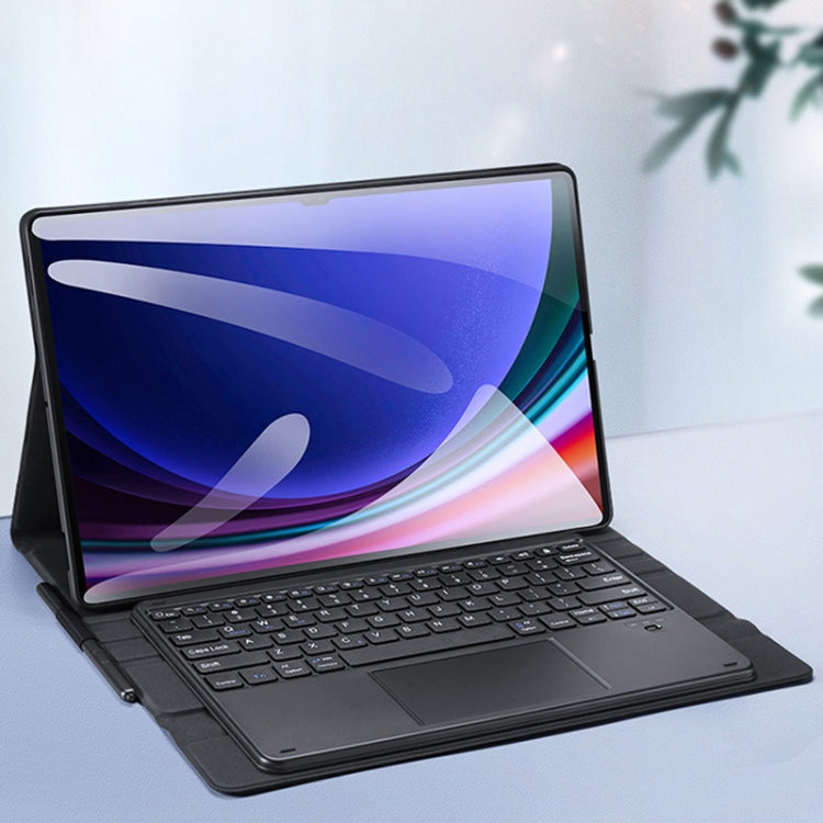 Funda con teclado TK montada en el Galaxy Tab S9 Ultra sobre una mesa
